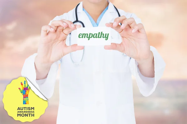 Kelime empati ve kart tutan doktor — Stok fotoğraf