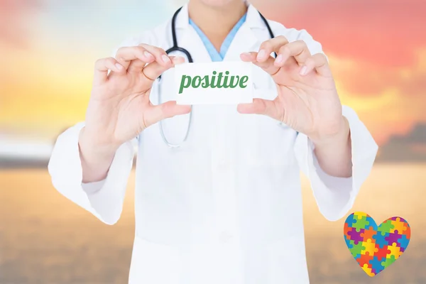 Pozytywne słowa i lekarz posiadający karty — Zdjęcie stockowe