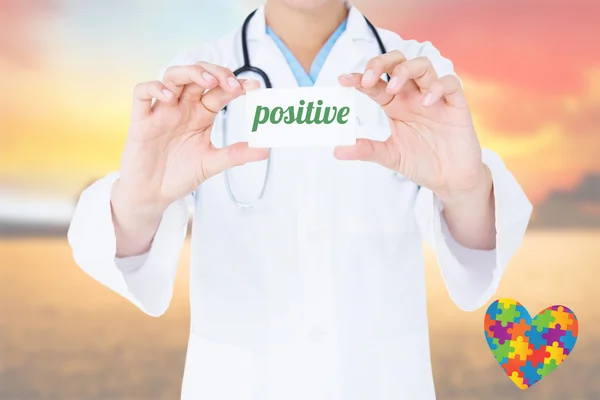 Palabra positiva y tarjeta de retención del médico — Foto de Stock