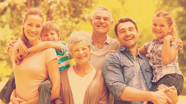 Retrato de una familia extendida en el parque — Foto de Stock