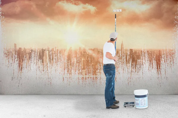 Man med hjälp av paint roller på vit bakgrund — Stockfoto