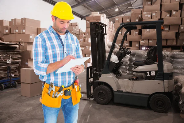 Manual worker writing on clipboard — Stock Photo, Image