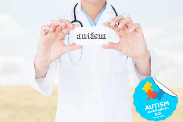 Mot autisme et médecin tenant la carte — Photo