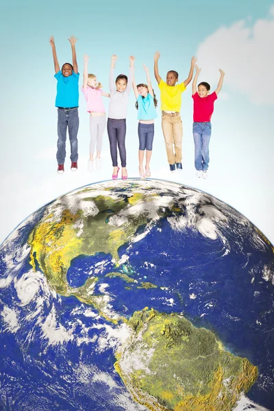 Композитное изображение прыжков учеников начальной школы — стоковое фото