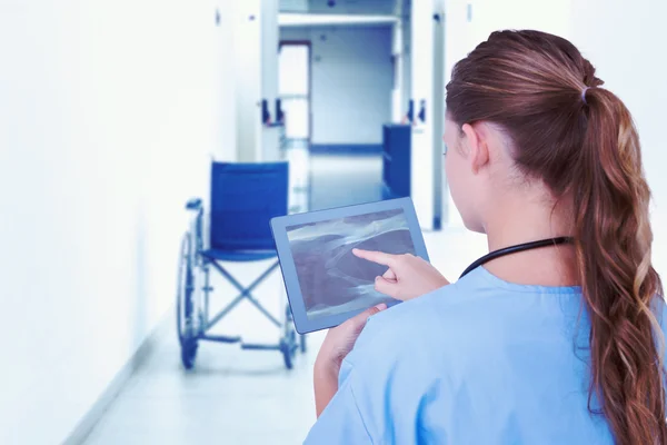 Obrázek Doktor dívá na xray na tabletu — Stock fotografie