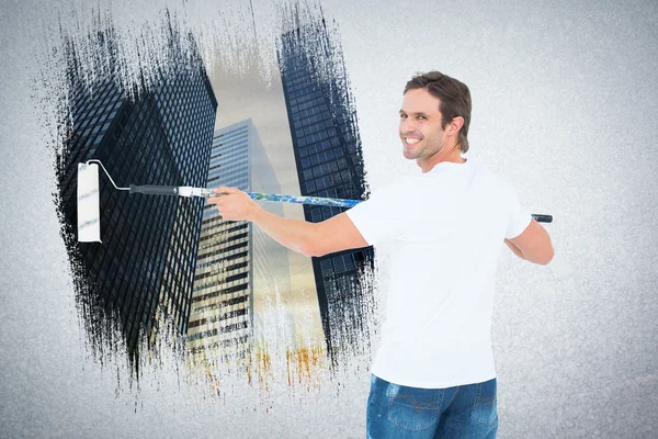 Hombre feliz usando rodillo de pintura — Foto de Stock