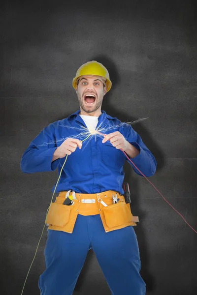 Reparador gritando enquanto segurando fios — Fotografia de Stock