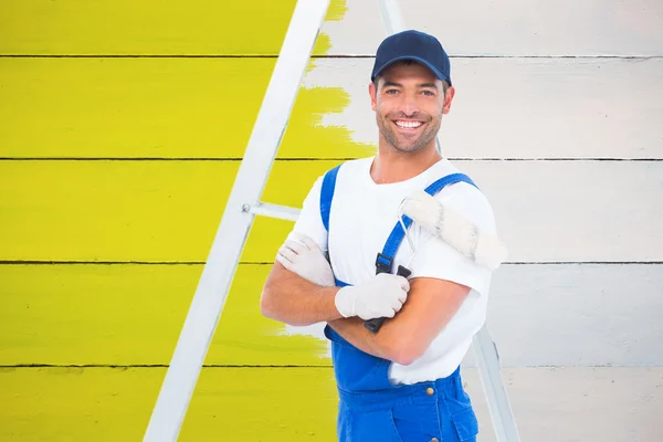 Smiling handyman with paint roller — Stock Photo, Image