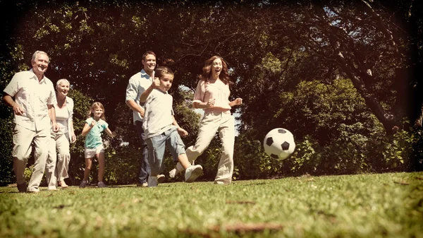 Alegre família multi geração jogando futebol — Fotografia de Stock