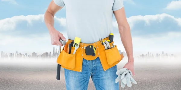Technicien tenant gants et marteau — Photo