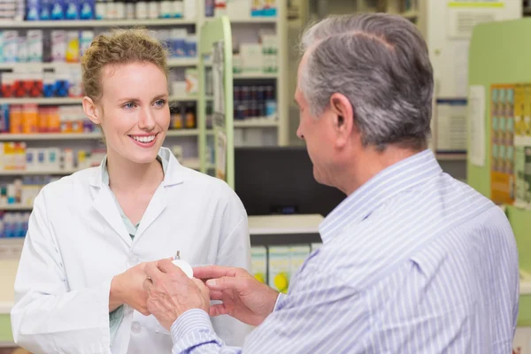 Pharmacist explaining something to a customer — Stock Photo, Image