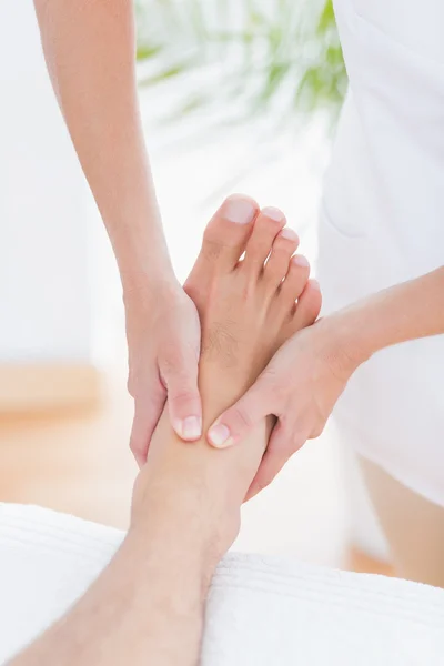 Fisioterapeuta haciendo masaje de pies —  Fotos de Stock