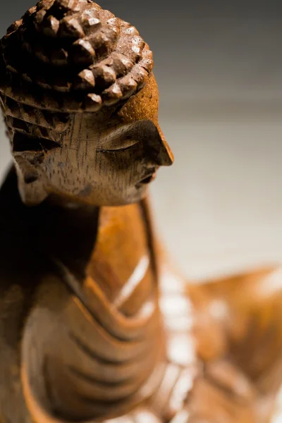 Estátua de Buda em uma mesa — Fotografia de Stock