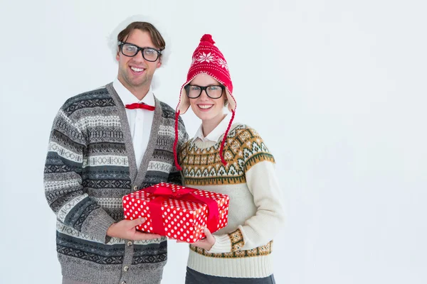 Geeky hipster couple tenant présent — Photo