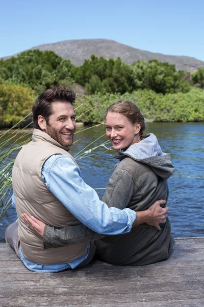 Casal feliz em um lago — Fotografia de Stock