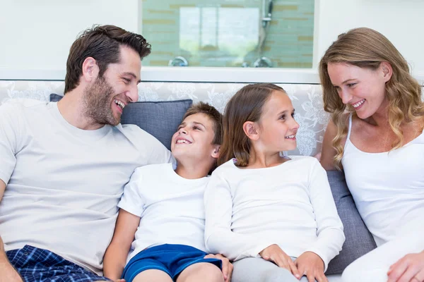 Счастливая семья улыбается друг другу — стоковое фото