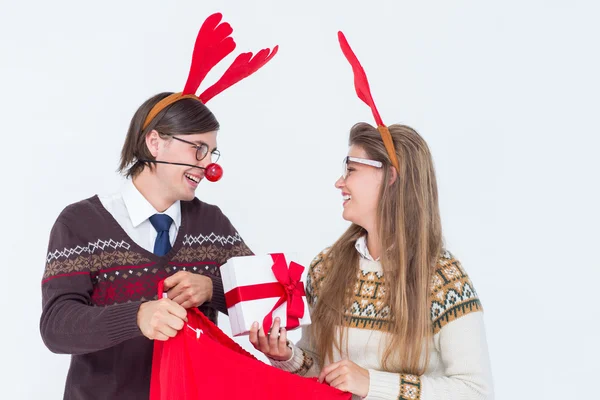 Geeky hipster couple holding present — Stock Photo, Image