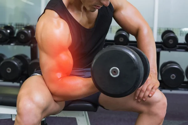 Hervorgehobener Arm des starken Mannes beim Heben von Gewichten — Stockfoto