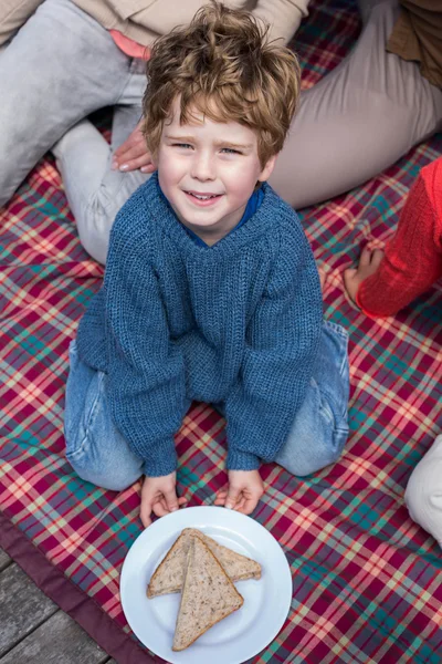 Famiglia felice fare un picnic in un lago — Foto Stock