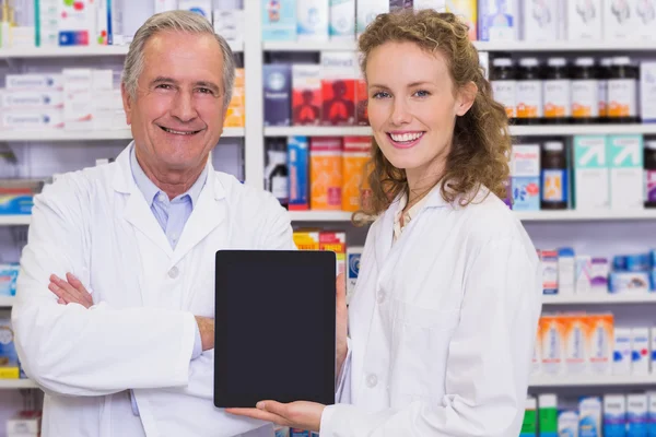 Farmacéutico mostrando tableta pc — Foto de Stock