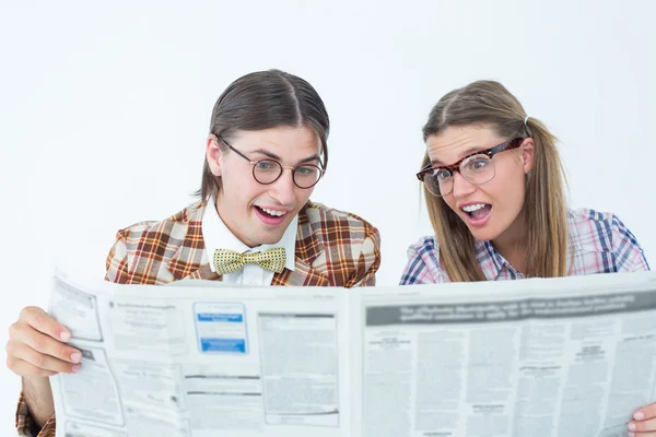Geeky hipsters lendo o jornal — Fotografia de Stock