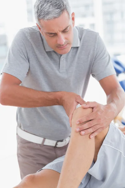 Man met knie massage — Stockfoto