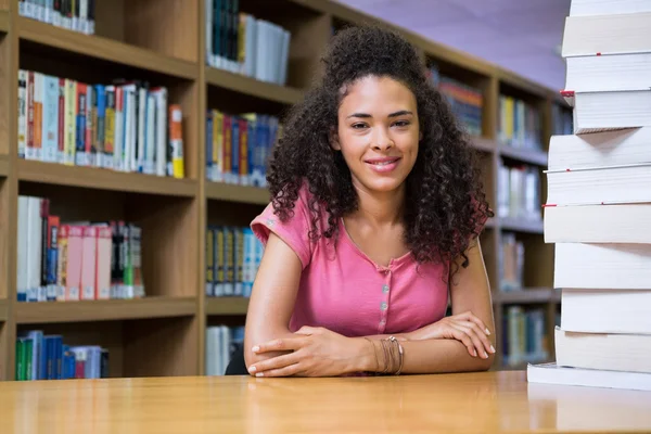 Estudante bonito estudando na biblioteca — Fotografia de Stock