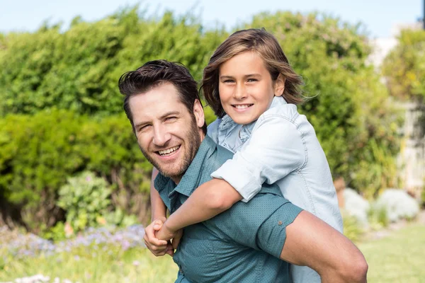 Father and son smiling at camera — Stock Photo, Image