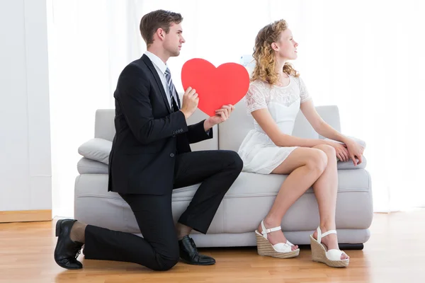 Businessman giving heart card to his girlfriend — Stock Photo, Image