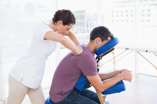 Homme ayant massage du dos — Photo