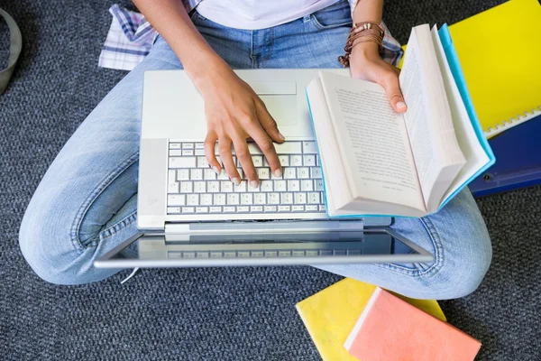 Studente in biblioteca con computer portatile — Foto Stock