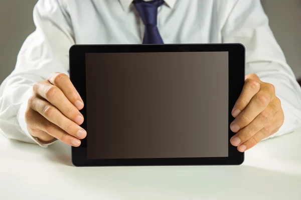 Zakenman tonen zijn tablet pc — Stockfoto