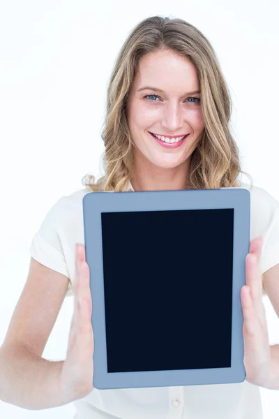 Frau zeigt Tablet-PC — Stockfoto