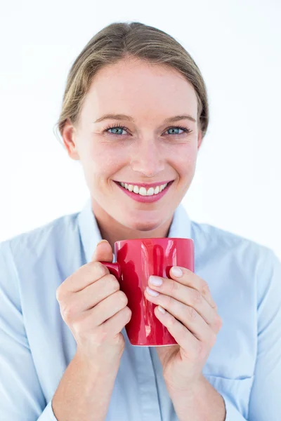 Geschäftsfrau hält ihren Becher und lächelt — Stockfoto