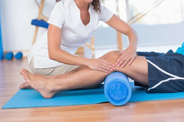 Entraîneur travaillant avec l'homme sur tapis d'exercice — Photo