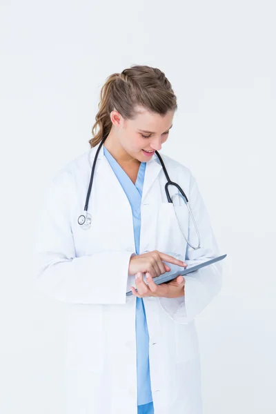 Leende läkare pekar TabletPC — Stockfoto