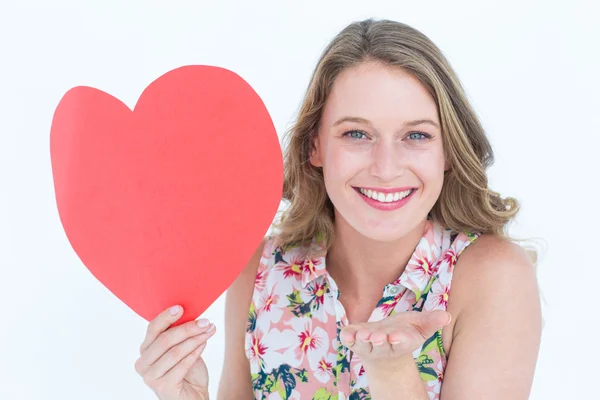 Mujer sosteniendo tarjeta de corazón — Foto de Stock