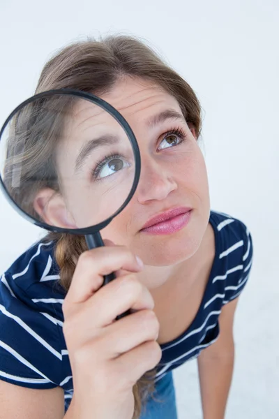 Mujer sosteniendo lupa — Foto de Stock