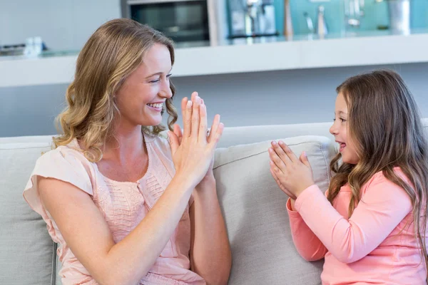 Mãe e filha felizes no sofá — Fotografia de Stock