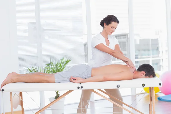 Fisioterapeuta haciendo masaje en el cuello — Foto de Stock