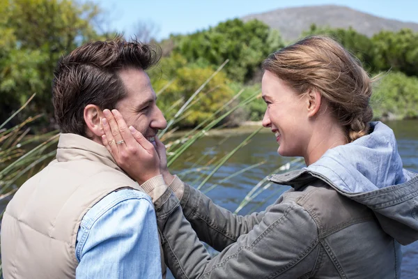 Casal feliz em um lago — Fotografia de Stock