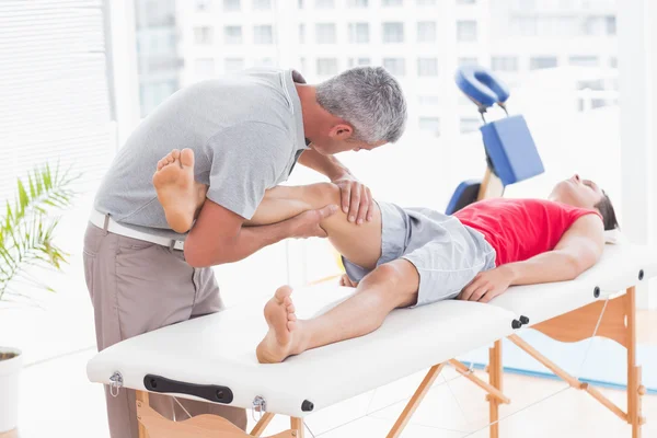 Man met been massage — Stockfoto