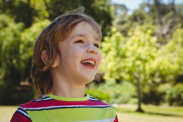 Lindo niño en el parque — Foto de Stock