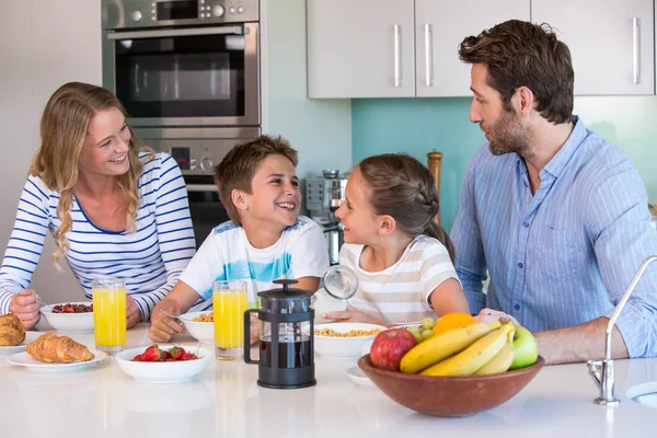 Mutlu bir aile birlikte kahvaltı yapıyor. — Stok fotoğraf