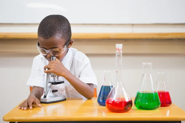 Étudiant regardant au microscope — Photo