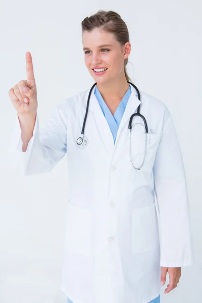 Доктор стоит с поднятым пальцем — стоковое фото