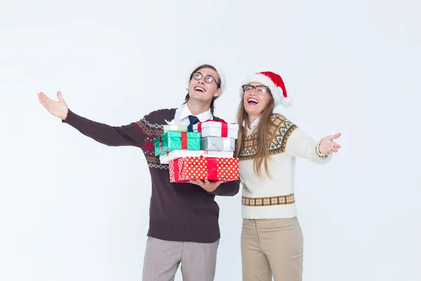 Geeky hipster pareja celebración de regalos —  Fotos de Stock
