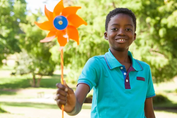 Ευτυχισμένο αγόρι στο πάρκο με pinwheel — Φωτογραφία Αρχείου