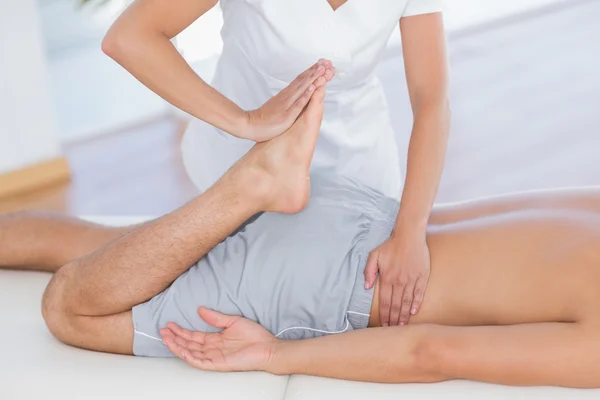 Fisioterapeuta fazendo massagem nas pernas — Fotografia de Stock