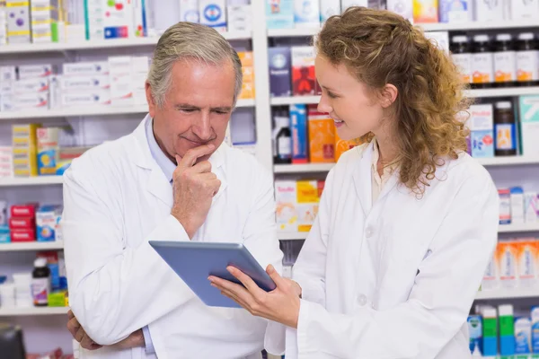 Team of pharmacist looking at tablet pc — Stock Photo, Image